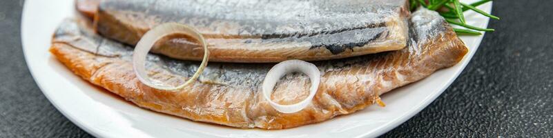 Hering frisch gesalzen Fisch lecker Meeresfrüchte gesund Essen Kochen Vorspeise Mahlzeit Essen Snack pescetarisch Diät auf das Tabelle Kopieren Raum foto