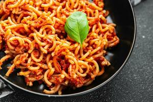 Bolognese Pasta Limousine rigati Tomate Soße gesund Essen Kochen Vorspeise Mahlzeit Essen Snack auf das Tabelle Kopieren Raum foto