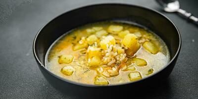 Reis Suppe Gemüse Brühe, Kartoffel, Karotte, Zwiebel gesund Essen Kochen Vorspeise Mahlzeit Essen Snack auf das Tabelle Kopieren Raum Essen Hintergrund rustikal oben Aussicht Keto oder Paläo Diät Vegetarier vegan foto