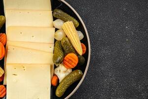 Raclette Käse Mahlzeit Gemüse köstlich gesund Essen Kochen Vorspeise Mahlzeit Essen Snack auf das Tabelle Kopieren Raum Essen foto