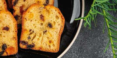 Obst Kuchen Gebäck getrocknet Früchte Kirschen, getrocknet Aprikosen, Pflaumen, Rosinen Süss Weihnachten Süss Dessert Urlaub behandeln Neu Jahr und Weihnachten Mahlzeit Essen Snack auf das Tabelle Kopieren Raum Essen Hintergrund foto