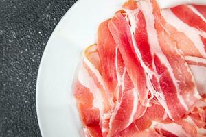 Bauch Fleisch Speck Scheibe frisch geräuchert Fleisch Essen Kochen Mahlzeit Essen Snack auf das Tabelle Kopieren Raum Essen Hintergrund rustikal oben Aussicht foto