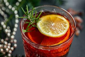 Weihnachten überlegte Wein Cocktail Zitrusfrüchte und Rosmarin traditionell trinken Neu Jahr Urlaub Vorspeise Mahlzeit Essen Snack auf das Tabelle Kopieren Raum Essen Hintergrund rustikal oben Aussicht foto