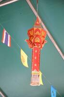 bunt thailändisch Lampe auf das Dach von das Tempel foto