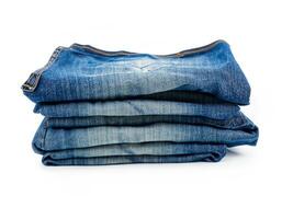 Stapel von Jeans isoliert Über Weiß Hintergrund foto