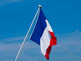 französische flagge von frankreich über blauem himmel foto