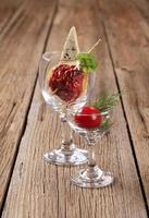 getrocknete Tomaten und Blauschimmelkäse im Weinglas foto