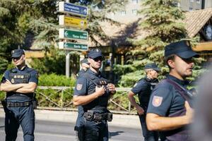 Granada, Andalusien, Spanien. Oktober 5., 2023. Spanisch National Polizei, Bewachung das Sicherheit von das europäisch Gipfel im Granada. foto