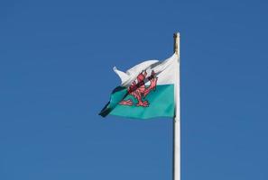 walisische Flagge von Wales über blauem Himmel foto