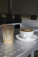 Eisschokolade und heißer Kaffee Latte