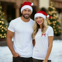 ai generiert ein Paar mit Santa claus Hüte tragen Weiß T-Shirts mit Weihnachten Baum und Schnee im das Hintergrund foto