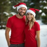 ai generiert ein schön Paar, beide sind tragen rot T-Shirts und Santa Weihnachten Hüte foto