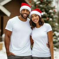 ai generiert ein Paar mit Santa claus Hüte tragen Weiß T-Shirts mit Weihnachten Baum und Schnee im das Hintergrund foto