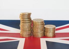 Pfundmünzen, Großbritannien über Flagge foto