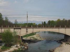 Brücke über den Fluss Orco in Brandizzo foto