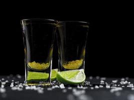 zwei Shots Tequila Gold mit saftiger Limette und Meersalz foto