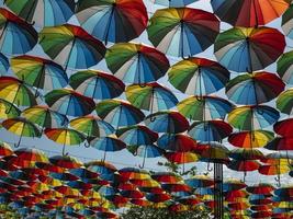 bunte Regenschirme draußen als Dekor. foto