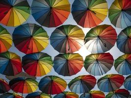 bunte Regenschirme draußen als Dekor. Regenschirme in verschiedenen Farben foto
