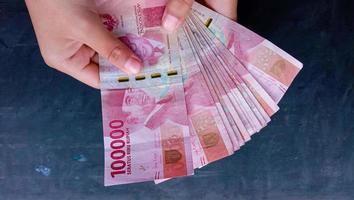 Foto der roten 100.000-Währung, der indonesischen Staatswährung