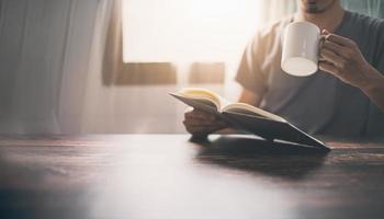 Menschen lesen Bücher, um ihr Wissen zu steigern foto