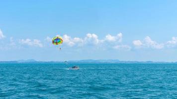 Sommerurlaub Touristenglück fröhlich mit Parasailing foto