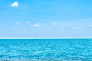 natürlicher tropischer Meeresoberflächensommer mit blauem Himmelshintergrund.