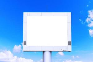 leeres Billboard-Modell mit weißem Bildschirm gegen Wolken foto