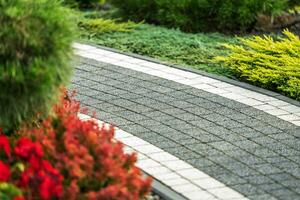 Beton Ziegel Pfad Innerhalb das schön zurück Hof Garten foto