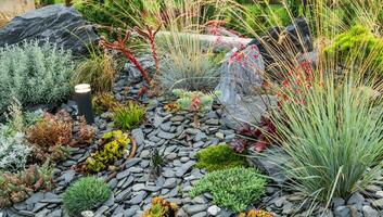 Steingarten Garten mit LED Beleuchtung Eingerichtet foto