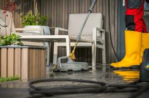 Reinigung Beton Oberfläche Terrasse mit ein Druck Waschmaschine. foto