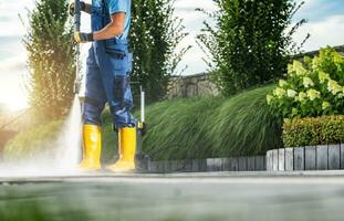 kaukasisch Garten Arbeiter Druck Waschen Wohn Auffahrt mit modern Druck Unterlegscheibe foto