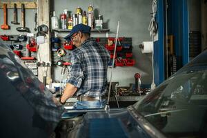 klassisch Auto Wiederherstellung Hobbyist Innerhalb seine Garage foto