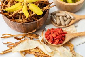 chinesische Kräutermedizin mit Goji-Beeren für gute Gesundheit. foto