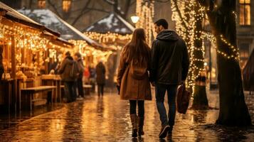 Paar genießen Weihnachten Markt Gehen in der Nähe von Stände foto