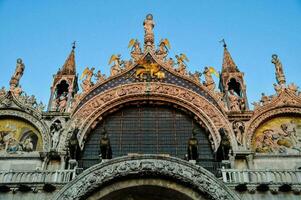 das Fassade von das Basilika san Marco im Venedig foto