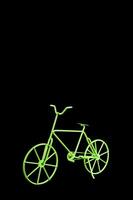 ein Neon- Grün Fahrrad auf ein schwarz Hintergrund foto