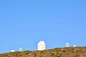 das Observatorium ist auf oben von ein Hügel mit ein Blau Himmel foto