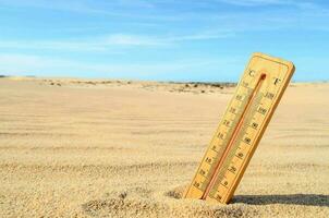 ein Thermometer im das Sand foto