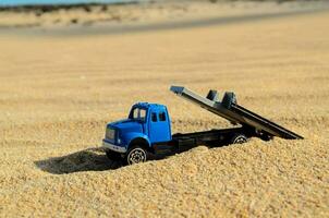 ein Spielzeug LKW ist Sitzung im das Sand foto