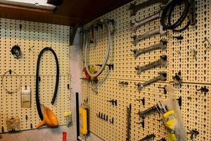 ein Garage mit Werkzeuge auf das Mauer foto