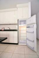 ein Weiß Küche mit ein öffnen Kühlschrank foto