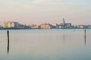 ein Aussicht von das Stadt von das Wasser foto