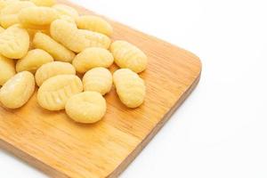 traditionelle italienische Gnocchi-Nudeln ungekocht auf weißem Hintergrund foto