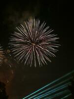 Foto von ein spektakulär Feuerwerk Anzeige Beleuchtung oben das Nacht Himmel
