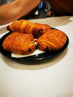 Foto von ein köstlich Verbreitung von frisch gebacken Croissants auf ein rustikal hölzern Tabelle