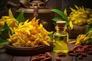 Ylang Ylang oder Cananga Odorata Blume wesentlich Öl neben Ylang Ylang oder Cananga Odorata Blume auf ein Tabelle foto
