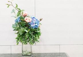 Blumen in Vasendekoration mit Kopienraum foto