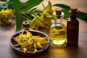 Ylang Ylang oder Cananga Odorata Blume wesentlich Öl neben Ylang Ylang oder Cananga Odorata Blume auf ein Tabelle foto