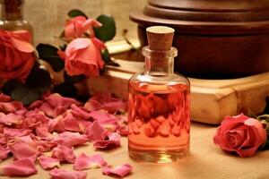 Rose wesentlich Öl neben Rose und Rose Blätter auf ein Tabelle ai generiert foto