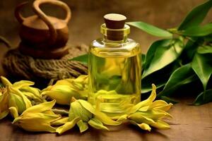 Ylang Ylang oder Cananga Odorata Blume wesentlich Öl neben Ylang Ylang oder Cananga Odorata Blume auf ein Tabelle foto